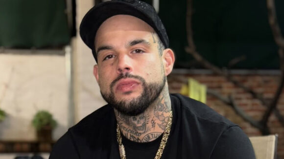 “Te voy a put… per…”: Emiliano Aguilar amenaza a reporteros en grabación de VIDEO musical por esto