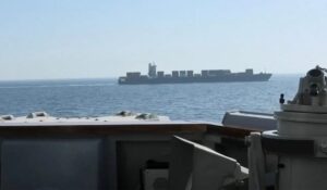 Estados Unidos ataca buque iraní cerca del Estrecho de Ormuz; habrá represalias  