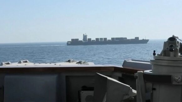 Estados Unidos ataca buque iraní cerca del Estrecho de Ormuz; habrá represalias  