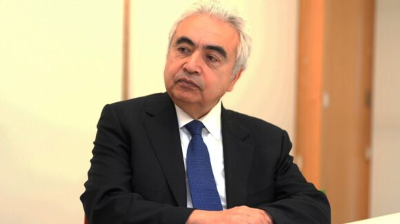 Fatih Birol prevé cancelaciones de vuelos por crisis energética en Europa; tienen combustible solo para 6 semanas