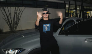 Gabito Ballesteros llega a Hermosillo tras grabar en Japón con Natanael Cano