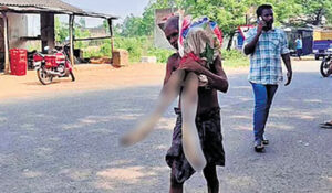 VIDEO VIRAL: Hombre de India lleva a su hermana muerta al banco para poder reclamar sus ahorros