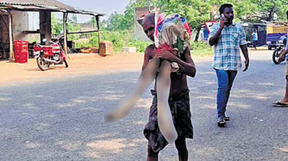VIDEO VIRAL: Hombre de India lleva a su hermana muerta al banco para poder reclamar sus ahorros