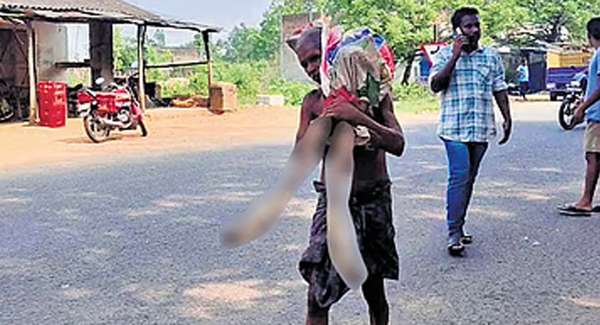 El hombre cargó los restos de su familiar y los llevó al banco