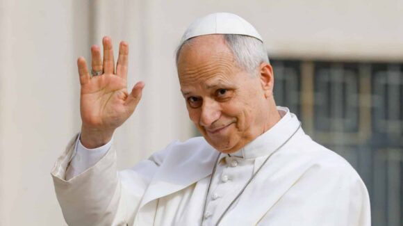 “Hay que tratarlos como seres humanos, no como animales”: León XIV alza la voz por los migrantes