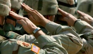 Hombres estadounidenses de 18 a 26 años serán inscritos automáticamente en el servicio militar