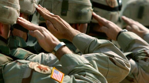 Hombres estadounidenses de 18 a 26 años serán inscritos automáticamente en el servicio militar