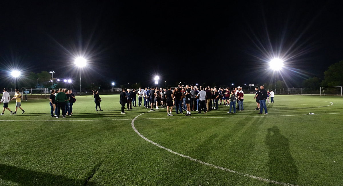 Las luces fueron encendidas para que los campos puedan ser usados de noche
