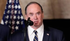 Secretario de Marina de Estados Unidos renuncia sin explicación, anuncia Pentágono