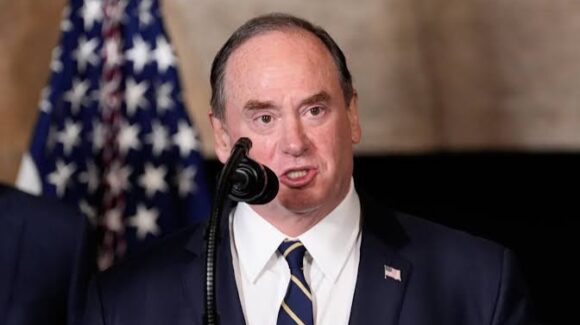 Secretario de Marina de Estados Unidos renuncia sin explicación, anuncia Pentágono