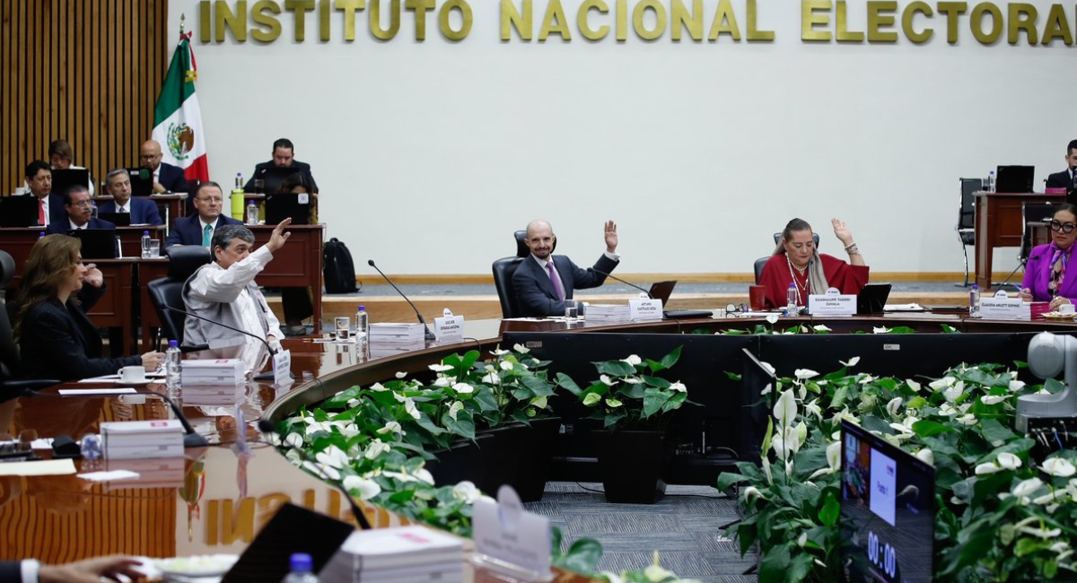 INE ajustará sus sueldos para cumplir con tope y no superar a la presidenta