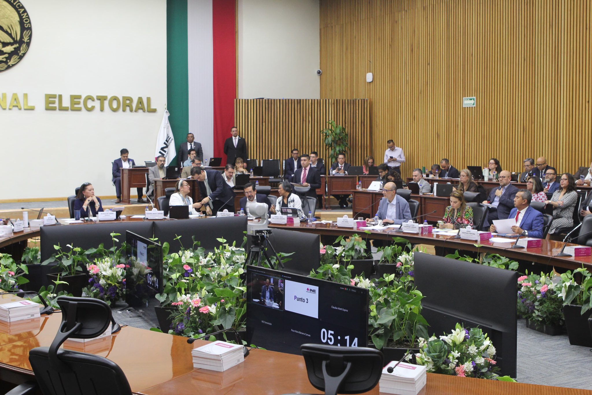 Tres nuevos consejeros del INE inician labores en comisiones.