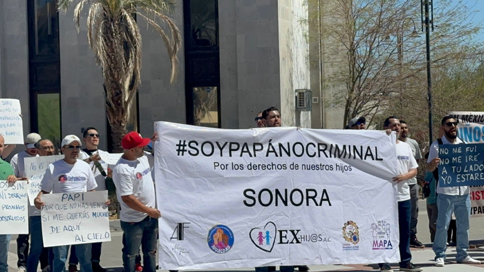 Integrantes del movimiento Soy Papá No Criminal se manifiestan en Hermosillo