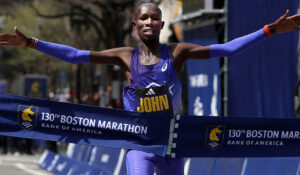 John Korir vuelve a ganar el Maratón de Boston e impone récord; Sharon Lokedi también repite