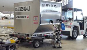 Japón incorpora ROBOTS HUMANOIDES como mano de obra en aeropuerto