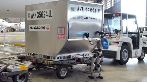 Japón incorpora ROBOTS HUMANOIDES como mano de obra en aeropuerto