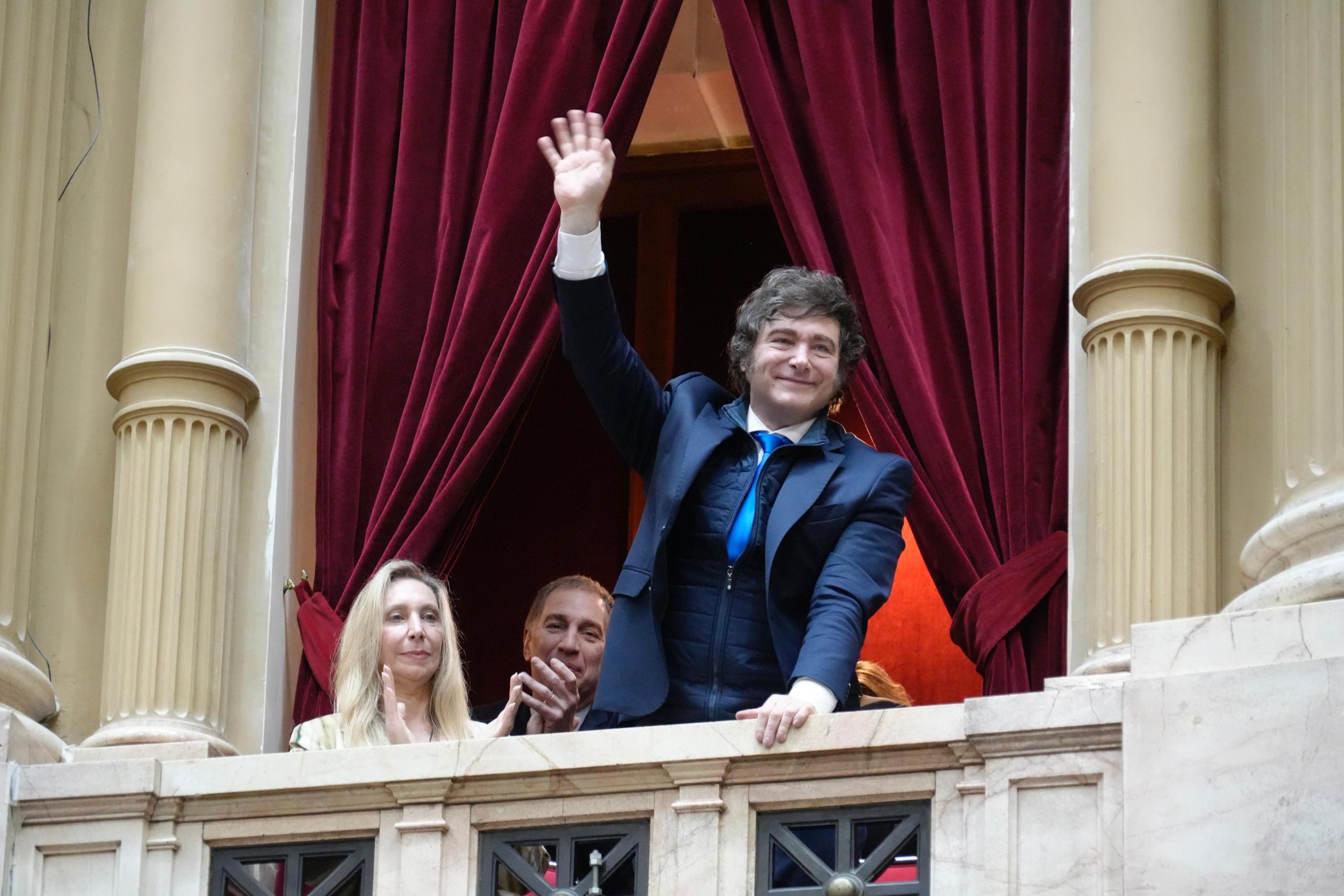 Javier Milei envía reformas electorales para asegurar su relección como presidente de Argentina en 2027.