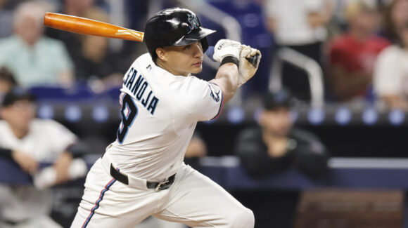 Javier Sanoja se enciende con el madero para que Miami empate la serie ante los Reds