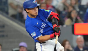 Kazuma Okamoto se vuela la barda y los Blue Jays igualan la serie ante Cleveland