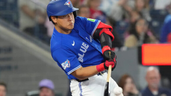 Kazuma Okamoto se vuela la barda y los Blue Jays igualan la serie ante Cleveland