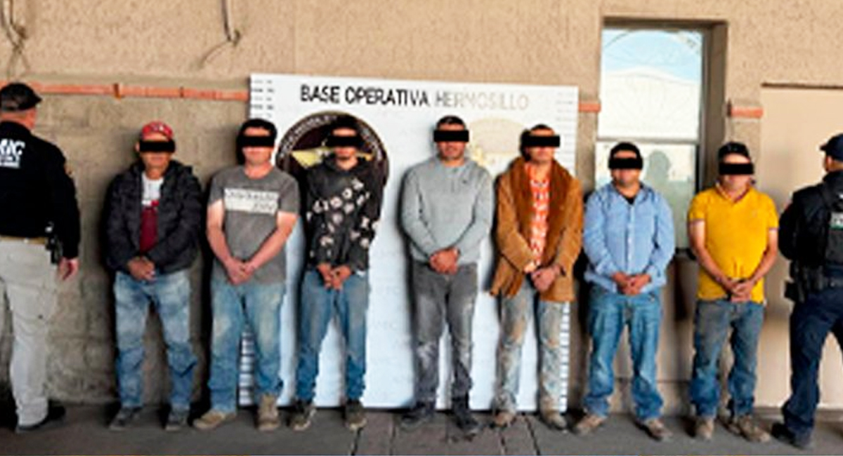 Los siete hombres arrestados en el lugar de los hechos