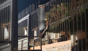 Robo fallido en Guanajuato: Ladrón queda colgado de la reja tras intentar meterse a parroquia