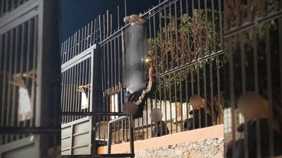 Robo fallido en Guanajuato: Ladrón queda colgado de la reja tras intentar meterse a parroquia