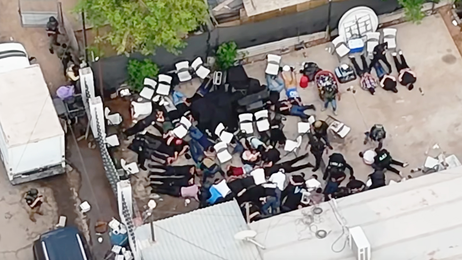 Los asistentes de la fiesta fueron detenidos en el patio de un inmueble