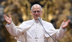 La Iglesia Católica no aprueba la bendición formal de las parejas homosexuales: Papa León XIV