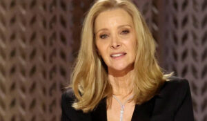 Lisa Kudrow da oscuro secreto de ‘Friends’; la actriz acusa a guionistas de “comentarios desagradables”