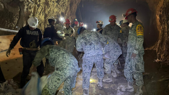 Rescatan con vida a segundo trabajador de mina Santa Fe, en Sinaloa; tenía casi 2 semanas atrapado