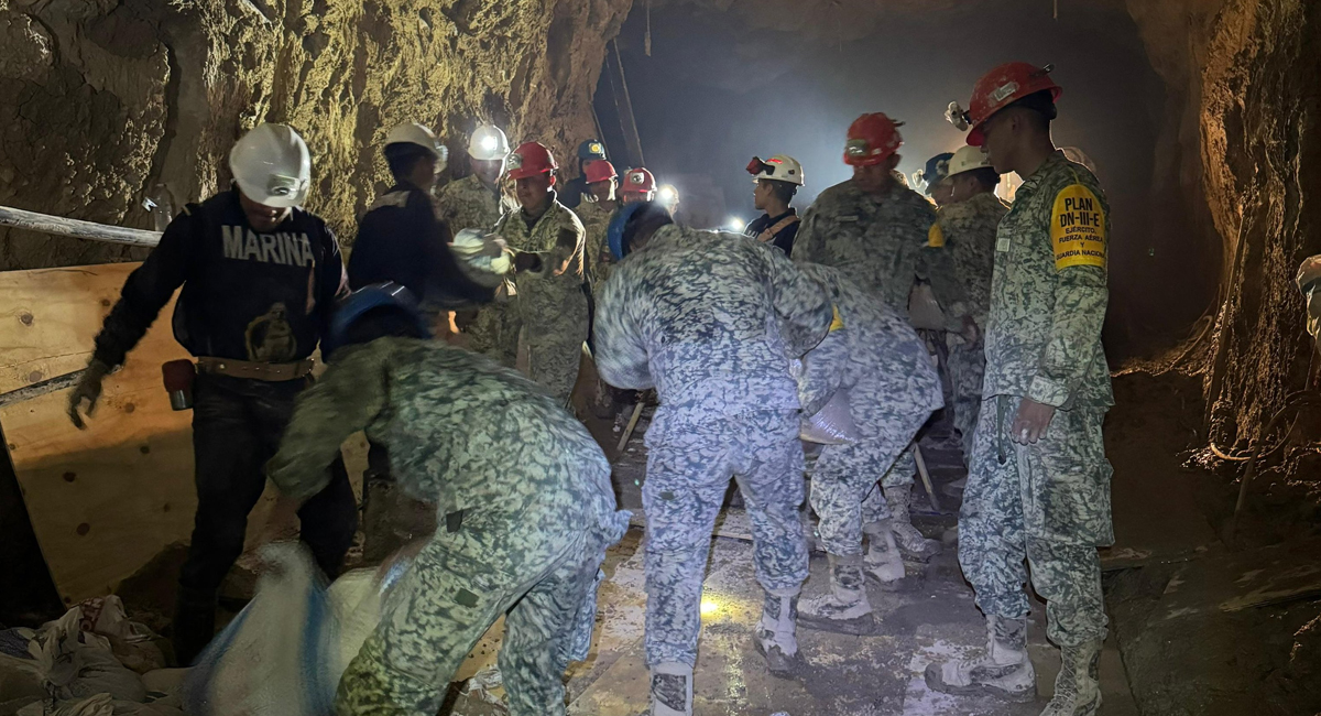 Brigadistas trabajan para encontrar con vida al último minero