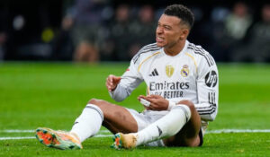 Kylian Mbappé sale lesionado y enciende alarmas en el Real Madrid mientras pelean por LaLiga