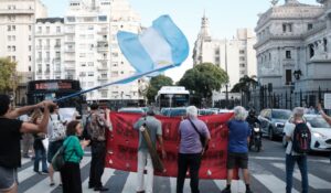 Médicos realizan huelga de 72 horas en protesta por recortes salariales en Argentina