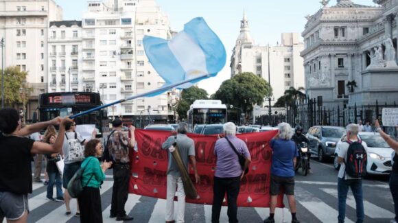 Médicos realizan huelga de 72 horas en protesta por recortes salariales en Argentina