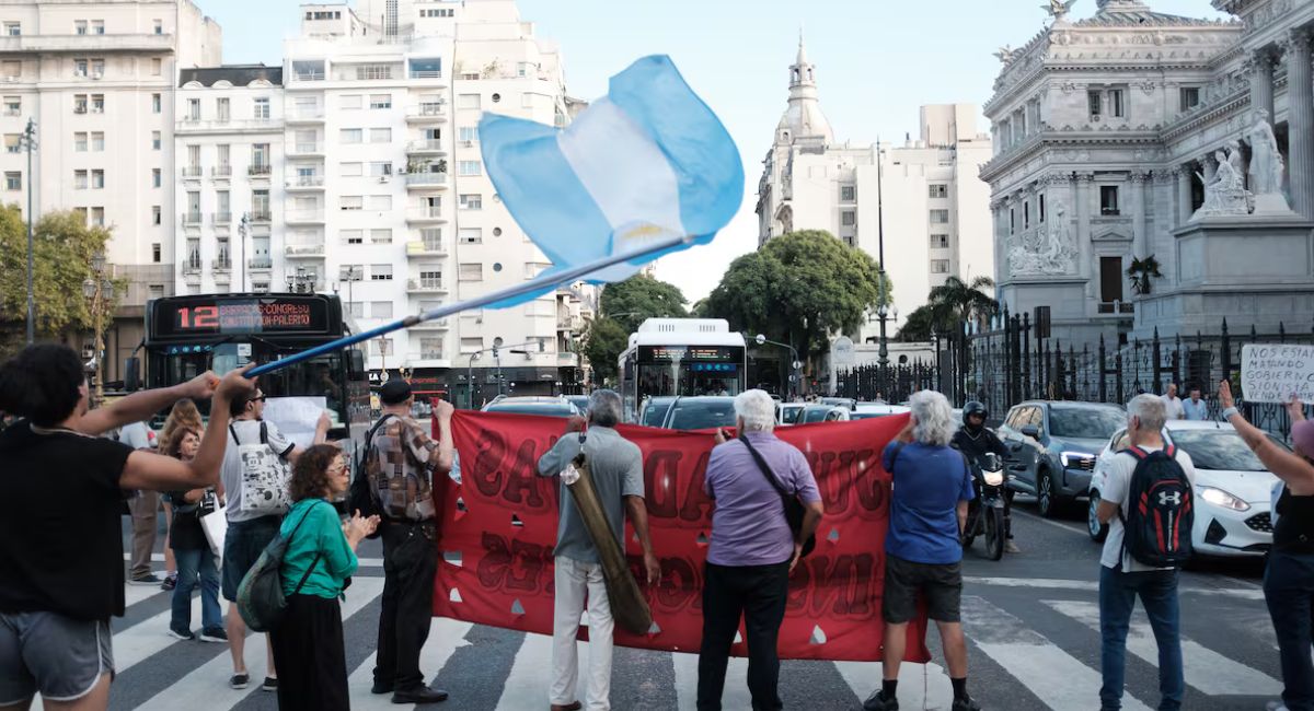 Médicos realizan huelga de 72 horas en protesta por recortes salariales en Argentina