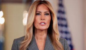 “Ten miedo per…”: Modelo amenaza a esposa de Donald Trump de exponer “pruebas” de vínculos con Epstein