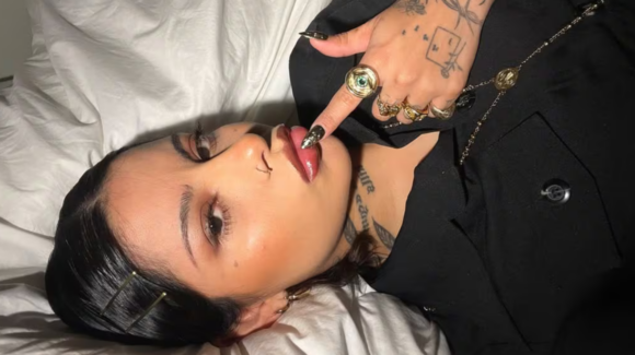 Modelo de ‘Un Vals’ revela que no ha recibido pago y tomará acciones legales por video de Nodal