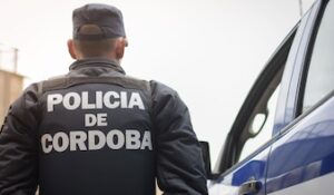Detenida una agente policial de Córdoba por apuñalar a su pareja y luego incendiar su domicilio