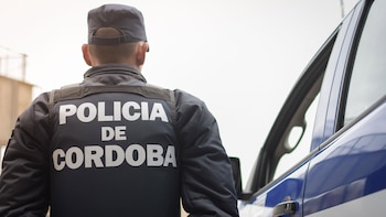 Detenida una agente policial de Córdoba por apuñalar a su pareja y luego incendiar su domicilio