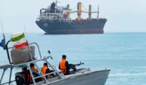 Nuevas tensiones en Medio Oriente: Irán cierra nuevamente el estrecho de Ormuz y ataca a barco petrolero cerca de Omán