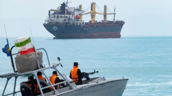 Nuevas tensiones en Medio Oriente: Irán cierra nuevamente el estrecho de Ormuz y ataca a barco petrolero cerca de Omán