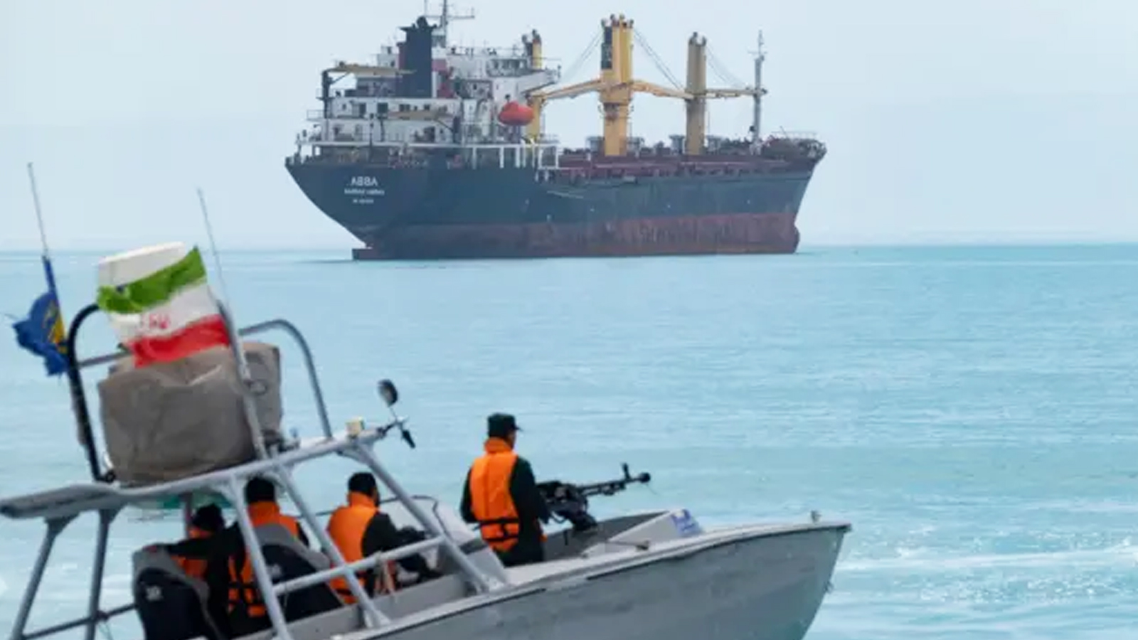 Lanchas dispararon contra un buque petrolero extanjero