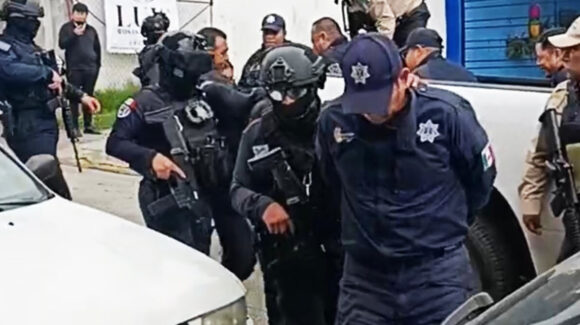 Arrestan a seis policías municipales en Veracruz; fueron sorprendidos en posesión de droga