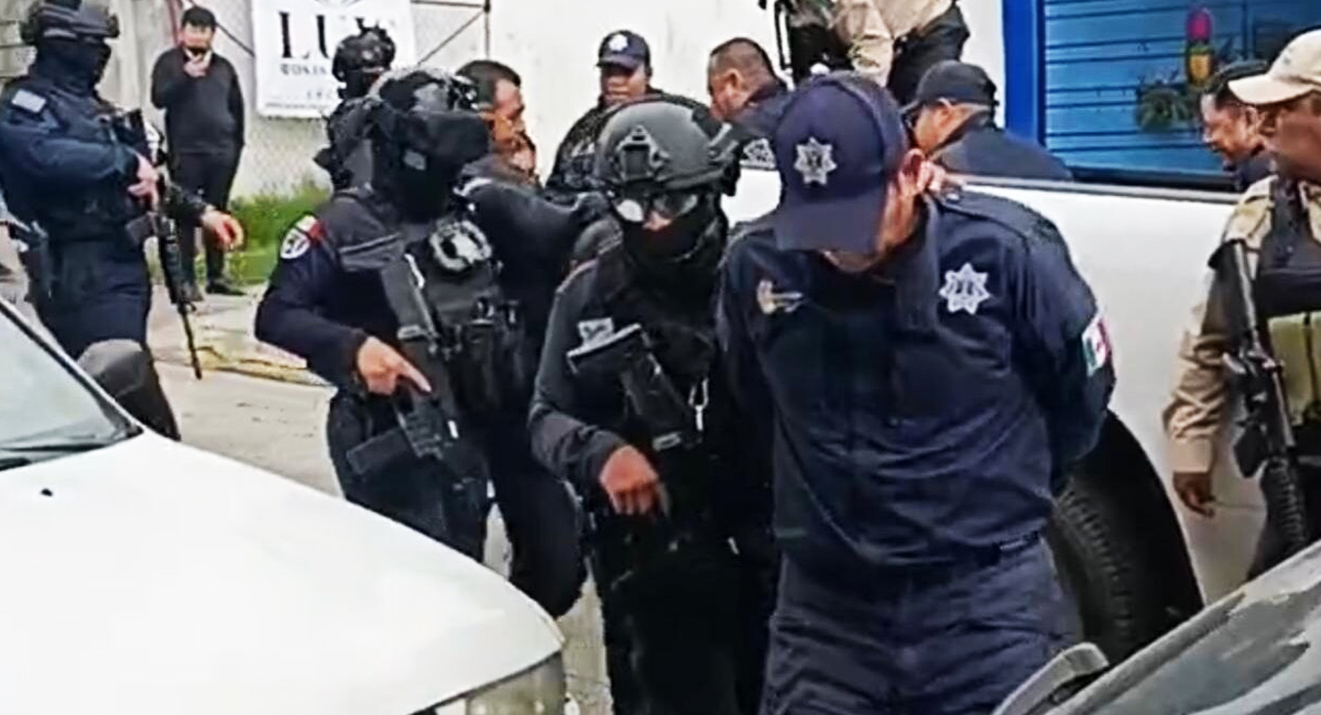 Arrestan a seis policías municipales en Veracruz; fueron sorprendidos en posesión de droga