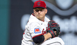 Parker Messick se queda cerca de hacer historia; lanza 8 entradas sin hit en la victoria de los Guardians