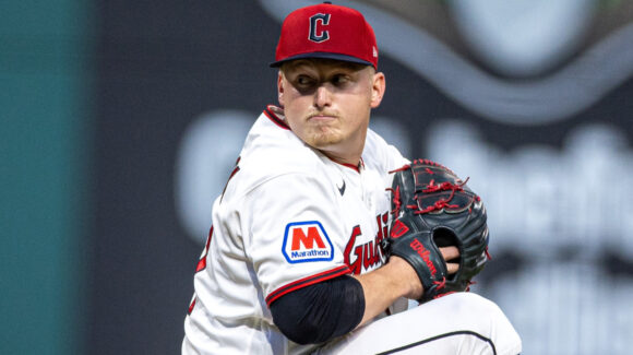 Parker Messick se queda cerca de hacer historia; lanza 8 entradas sin hit en la victoria de los Guardians