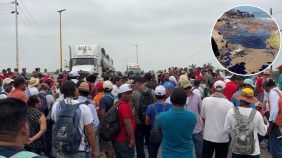 Pescadores de Veracruz bloquean vías; exigen apoyos económicos por derrame de hidrocarburo