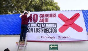 Profeco coloca primeras lonas de alerta en gasolineras con precios superiores a lo acordado