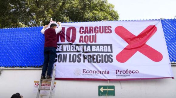 Profeco coloca primeras lonas de alerta en gasolineras con precios superiores a lo acordado